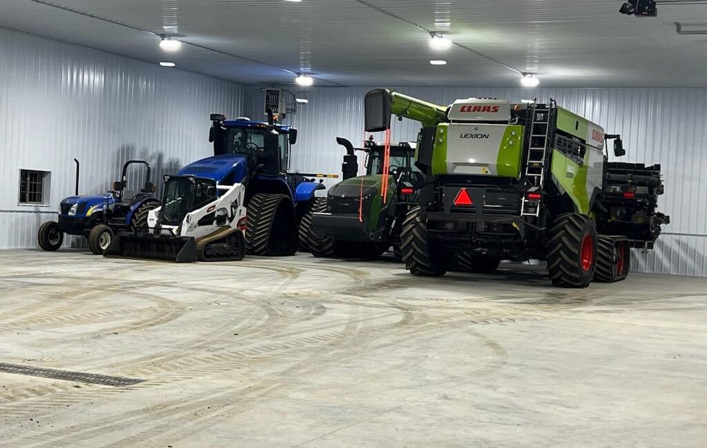 Norwood Young America 23-633 interior with tractors parked